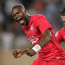 Djibril Cissé esulta dopo il gol del pareggio