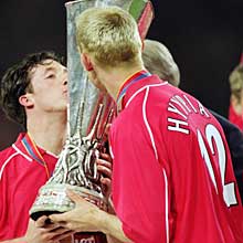 Robbie Fowler (a sinistra) e Sami Hyypiä si godono il trofeo vinto a fatica